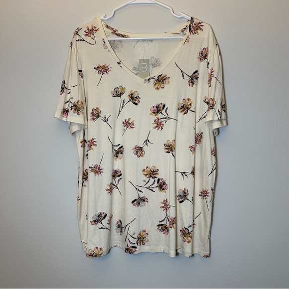NWT Maurices 24/7 floral v-neck flutter sleeve tee Size 1 - Picture 2 of 6